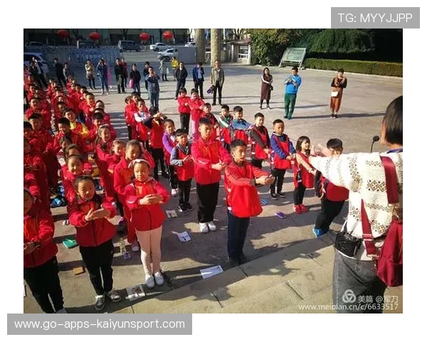 库里在公益课堂上亲自教学，网友大赞亲民