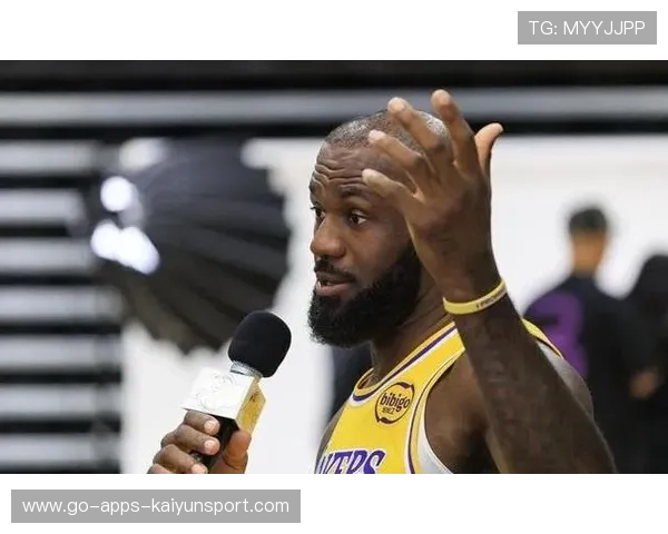 詹姆斯通过高位策应多次助攻戴维斯完成内线双手隔扣 詹姆斯通过高位策应多次助攻戴维斯完成内线双手隔扣